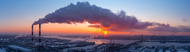 Zone industrielle de la ville, émissions nocives dans l'atmosphère.