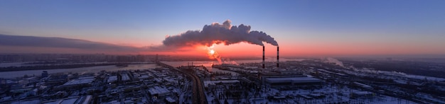 Zone industrielle de la ville, émissions nocives dans l'atmosphère.