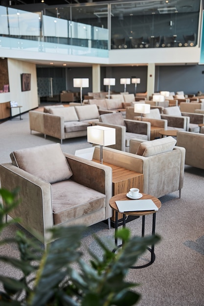 Zone lounge de l'aéroport international prête à accueillir les visiteurs