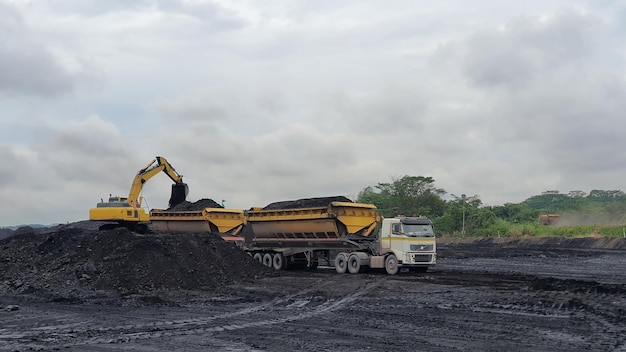 La zone de mine de charbon beaucoup de camion lourd et de machine d&#39;excavatrice pour l&#39;industrie minière