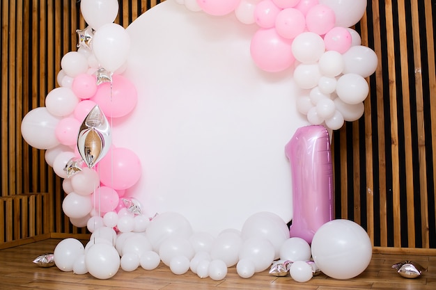 Zone de photo blanche festive avec des ballons roses. copie espace.