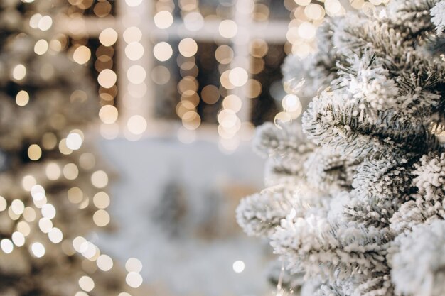 Zone de photo du Nouvel An avec de la neige près d'un café boulangerie Décoration de Noël jouets arbres de Noël banc guirlande ampoules rougeoyantes image d'ambiance festive pour carte postale