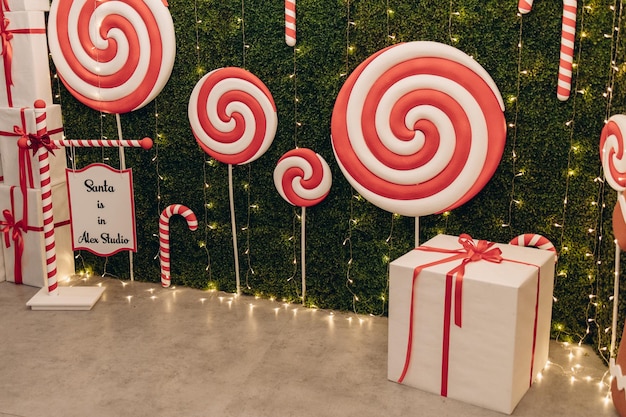 Zone de photo du Nouvel An avec de la neige près d'un café boulangerie Décoration de Noël jouets arbres de Noël banc guirlande ampoules rougeoyantes image d'ambiance festive pour carte postale