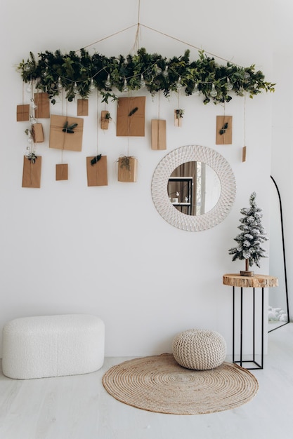 Zone de photo du Nouvel An avec de la neige près d'un café boulangerie Décoration de Noël jouets arbres de Noël banc guirlande ampoules rougeoyantes image d'ambiance festive pour carte postale