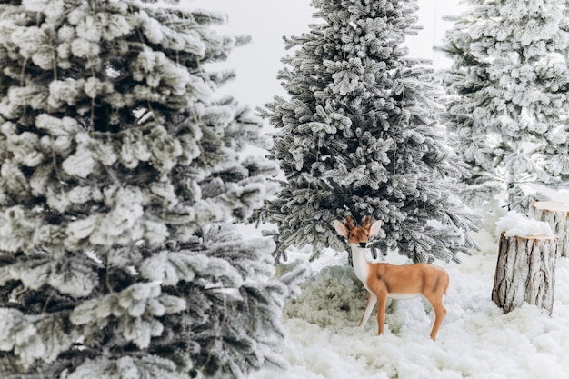 Zone de photo du Nouvel An avec de la neige près d'un café boulangerie Décoration de Noël jouets arbres de Noël banc guirlande ampoules rougeoyantes image d'ambiance festive pour carte postale