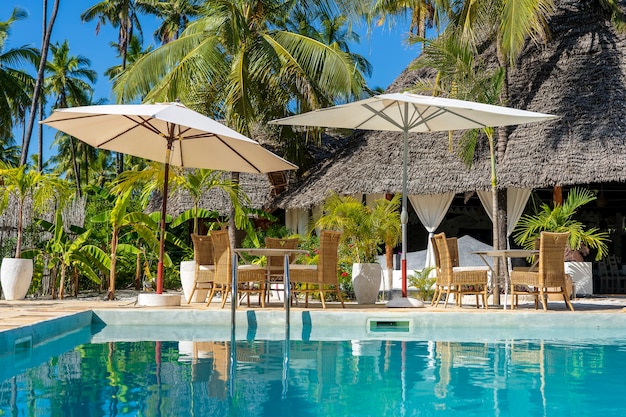 Zone de repos près de la piscine sur une plage tropicale de l'île de Zanzibar, Tanzanie, Afrique. Concept d'été, de voyage, de vacances et de vacances