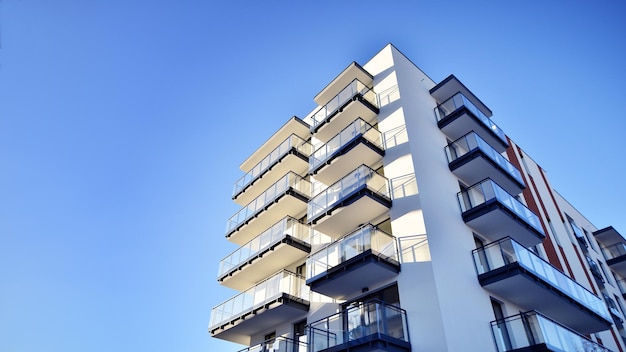 Photo zone résidentielle avec un immeuble d'appartements moderne à plusieurs étages, un immeubles d'habitation moderne, nouveau et élégant