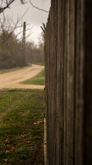 Zone rurale près d&#39;une clôture en bois