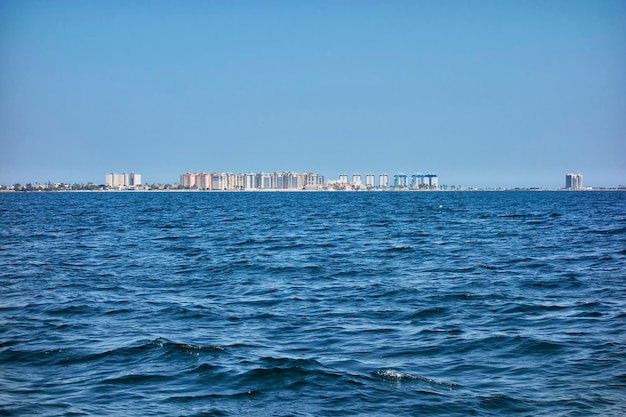 Zone touristique d'appartements à La Manga del Mar Menor vue de l'intérieur de ladite mer par un ciel bleu clair