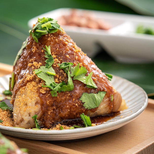 Zongzi aux légumes Boulette de riz végétarienne pour la cuisine traditionnelle chinoise Duanwu Dragon Boat Festival avec riz gluant cacahuètes et coriandre