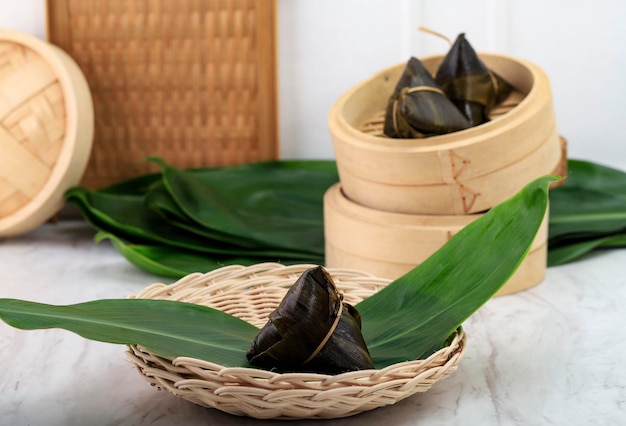 Zongzi ou Bakcang plat de riz chinois traditionnel à base de riz gluant farci de différentes garnitures