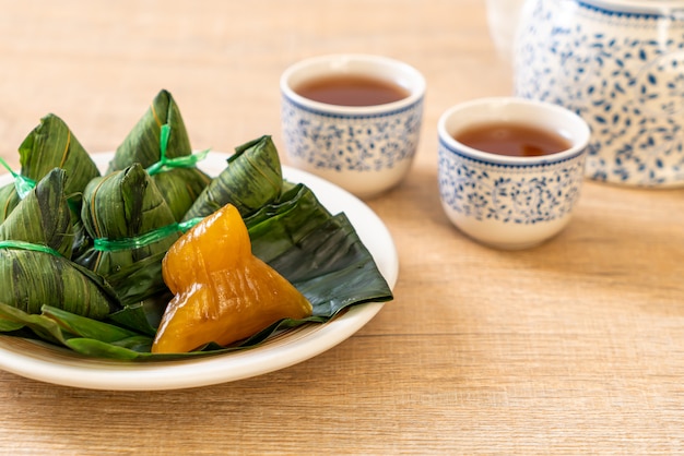 Zongzi ou boulettes de riz gluant chinois traditionnel