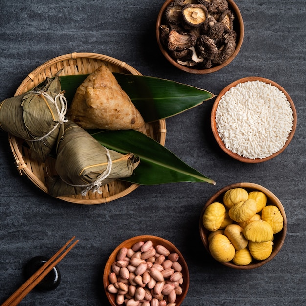 Zongzi. Concept de design de vue de dessus de boulettes de riz pour le festival traditionnel chinois des bateaux-dragons (festival de Duanwu) sur fond d'ardoise noire foncée.