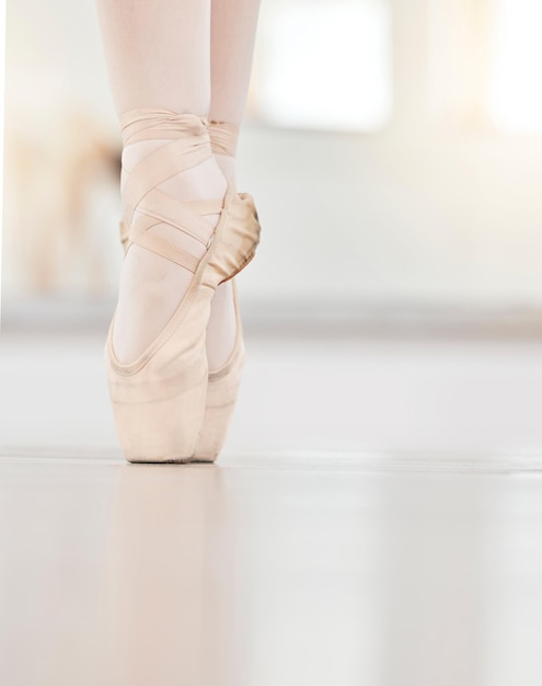 Zoom des pieds de la danseuse sur la chaussure de ballet au sol et la pointe des orteils montrent la posture et l'équilibre lors de la pratique de la danse