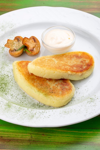 Zrazy de pommes de terre à la crème sure Sur un fond en bois coloré Plat végétarien