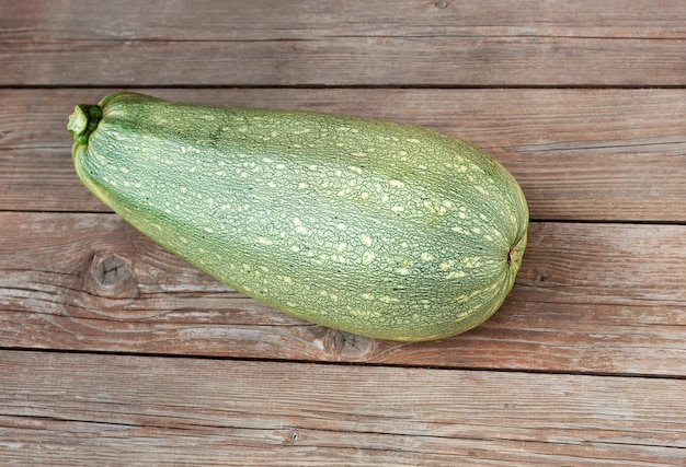 Zucchini ou courgette verte sur une table en bois Squash d'été