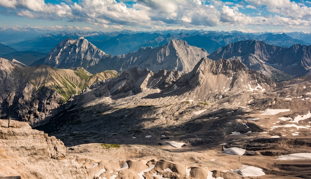 Zugspitze, Allemagne. Une vue imprenable sur la vallée montagneuse et vallonnée