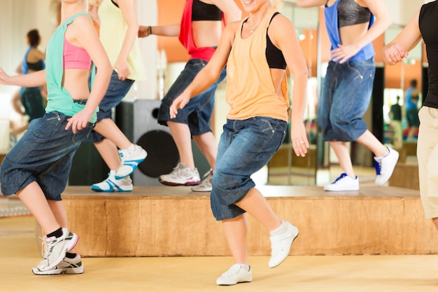 Zumba ou Jazzdance - jeunes dansant en studio