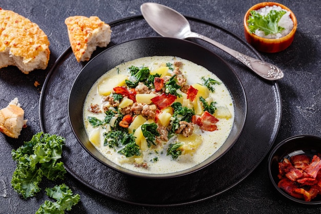 Zuppa ToscanaSoupe toscane dans un bol noir vue de dessus