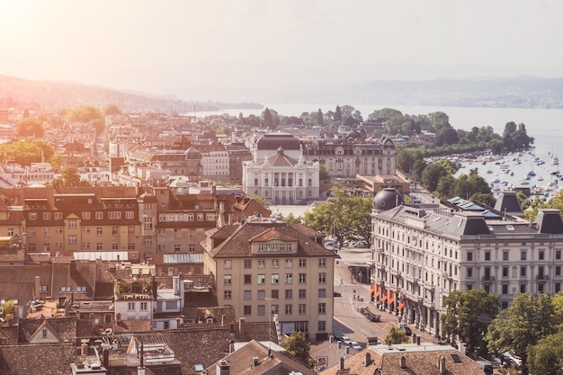 Zurich, Suisse - 19 juin 2017 : Vue aérienne du centre-ville historique de Zurich avec l'Opéra et le lac de Zurich depuis l'église Grossmunster, Suisse. Journée ensoleillée en été