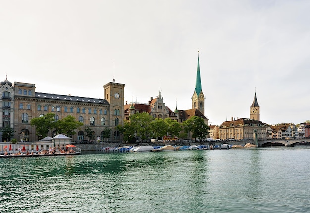 Zurich, Suisse - 2 septembre 2016 : église St Pierre et église Fraumunster au quai de la rivière Limmat dans le centre-ville de Zurich, Suisse.