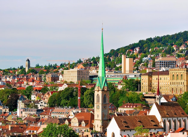 Zurich, Suisse - 2 septembre 2016 : flèches de l'église Grossmunster et Wasserkirche et toits du centre-ville de Zurich, Suisse.