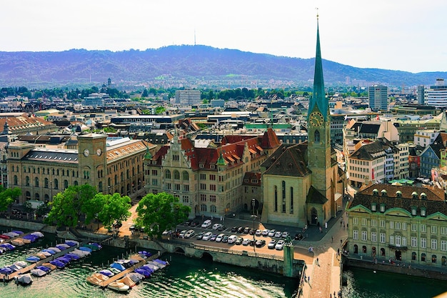 Zurich, Suisse - 2 septembre 2016 : Église Fraumunster à Limmatquai dans le centre-ville de Zurich, Suisse