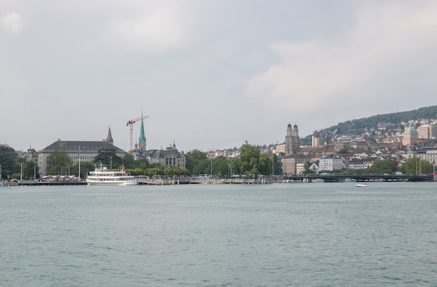 Zurich, Suisse - 21 juin 2017 : vue sur le lac de Zurich et le centre-ville. Paysage d'été, temps ensoleillé, ciel bleu maussade dramatique