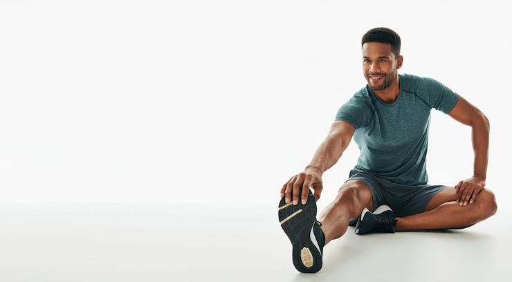 Foto a man does a sports stretch before a workout