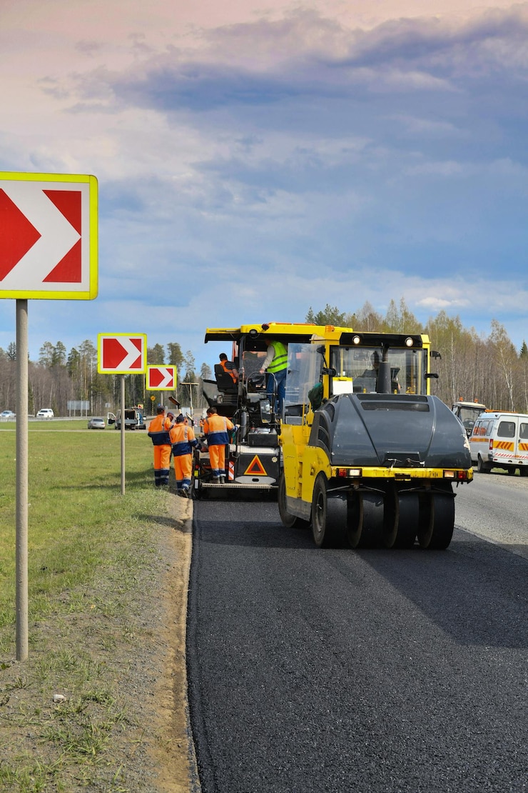 Foto a road roller compresses new asphalt road works