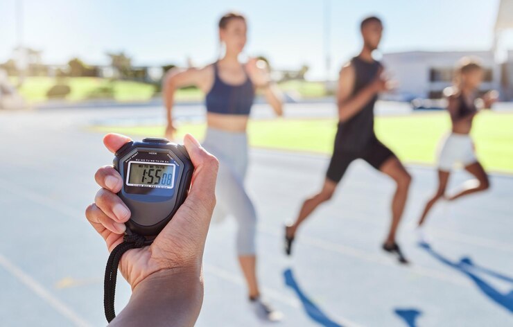 Foto a sport coach timing athletes progress using a stopwatch blurred athletes racing towards finish line and breaking the record stopwatch measuring time for a marathon at a sports event