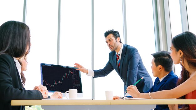 Aksjemarkedsdata diagramanalyse ved hjelp av genial programvare