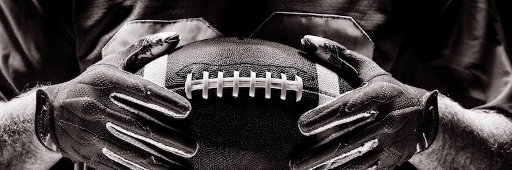 Foto american football player standing with rugby helmet and ball