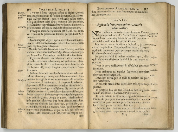 Foto antique book and pages with vintage research and manuscript with paper medical texts and history encyclopedia volume lexicon and learning with archive education and journal with literature