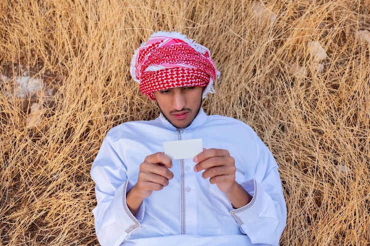 Foto arabic man enjoying being outdoor