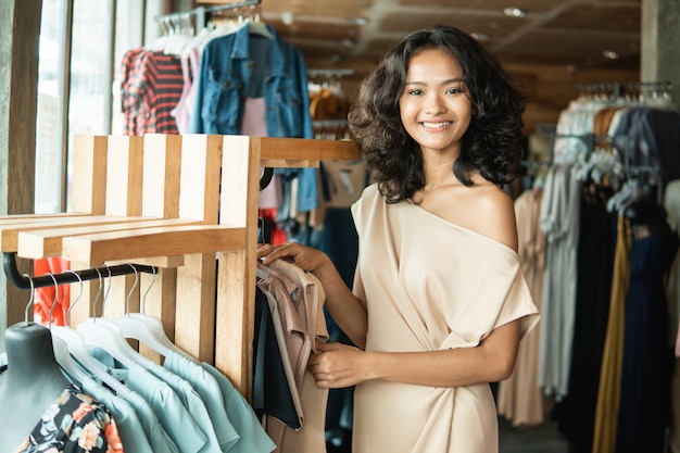 Asiatisk motebutikkeier i butikken sin