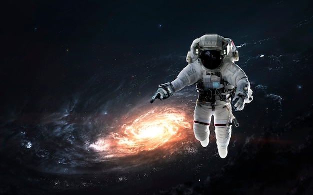 Astronaut på romvandring, EVA, fantastisk science fiction-bakgrunn. Elementer av dette bildet levert av NASA