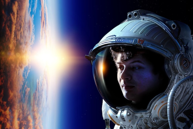 Astronaut på romvandring i planetbane.