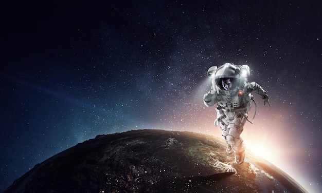 Astronaut på romvandring i planetbane.