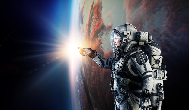 Astronaut på romvandring i planetbane.