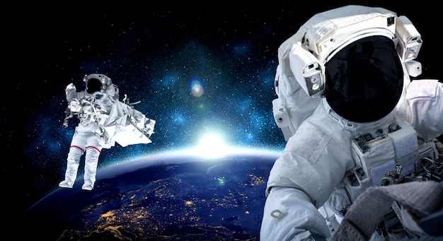 Astronaut-rommann utfører romvandring mens han jobber for romstasjon