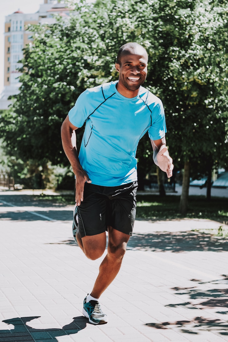 Foto attractive athletic man having fun running outdoors