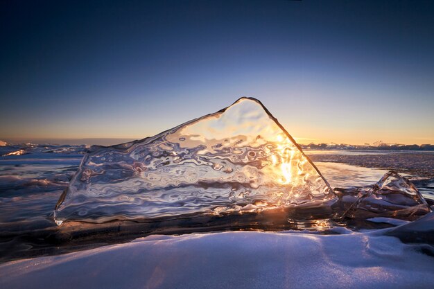 Baikalsjøen ved solnedgang, alt er dekket av is