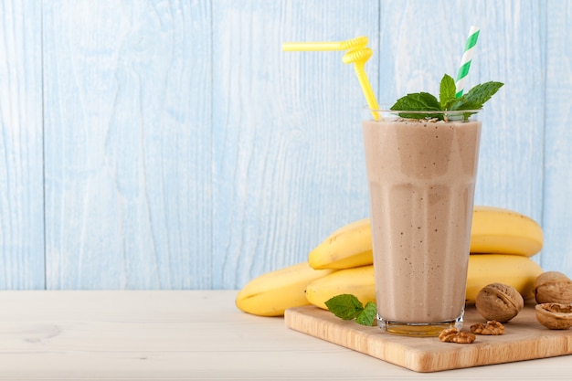 Banan smoothie og bananer på bordet
