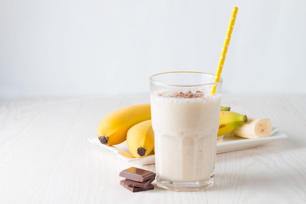 Banan-smoothie på et trebord.