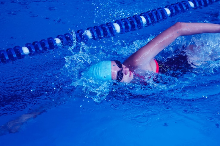 Foto beautiful female swimmer using front bypass freestyle in the pool preparing professional athletes to win the championship