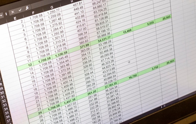 Bilde av et Excel-ark i dark mode på en dataskjerm som viser en amortiseringstabell for banklån