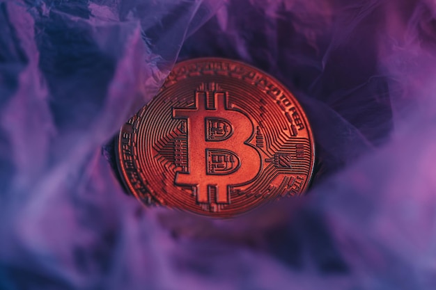 Bitcoin-mynt under neon på teksturert overflate Foto for presentasjon og nyheter