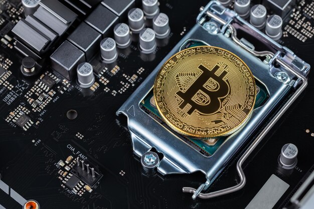 Bitcoin skinner på CPU-sokkelen på moderne hovedkort med selektivt fokus og uskarphet