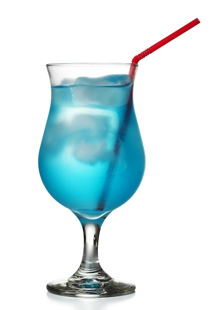 Blå hawaiisk cocktail på hvit bakgrunn